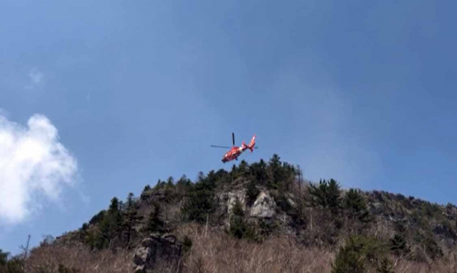 1일 오전 경남 산청군 지리산 천왕봉 인근에서 구조활동을 펼치던 헬기가 추락했다. 사진은 사고 헬기를 수습하기 위해 현장에 출동한 다른 헬기. 연합뉴스