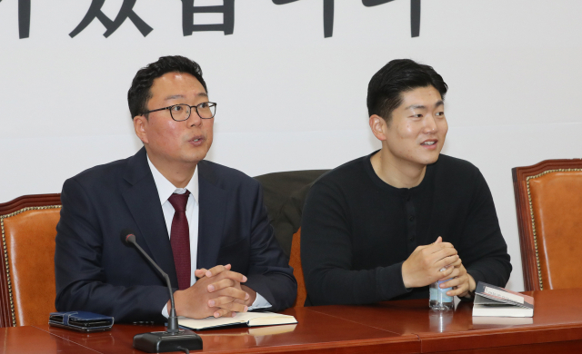 지난달 29일 오전 서울 여의도 국회에서 열린 미래통합당 청년비대위 간담회에 앞서 서울 도봉갑에 출마했던 김재섭 후보(오른쪽)과 전남 순천·광양·곡성·구례갑에 출마했던 천하람 후보가 이야기를 나누고 있다 연합뉴스