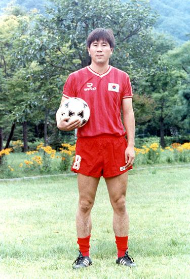 1980~90년대 프로축구 K리그와 국가대표팀에서 공격수로 맹활약한 정해원 전 전남 드래곤즈 코치가 간암 투병 끝에 1일 별세했다. 1990년 이탈리아 월드컵 직전 축구 대표팀 유니폼을 입고 포즈를 취한 정해원. 대한축구협회 제공