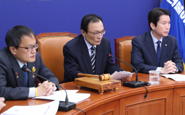 더불어민주당 이해찬 대표가 27일 오전 서울 여의도 국회에서 열린 최고위원회의에서 오거돈 전 부산시장 성추행 사건에 대해 사과하고 있다. 연합뉴스