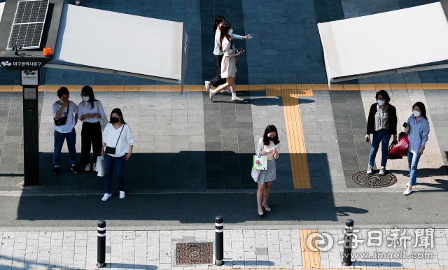 대구의 낮 최고기온이 31.3도까지 오른 지난 1일 동대구역 복합환승센터 앞 스마트 그늘막 아래에서 시민들이 횡단보도 보행 신호를 기다리고 있다. 우태욱 기자 woo@imaeil.com