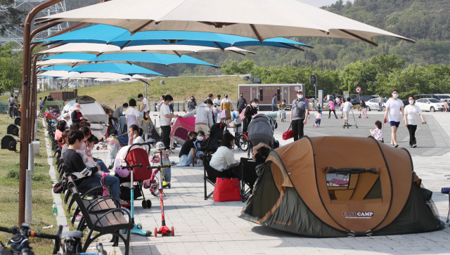 1일 오후 대구 달성군 강정고령보를 찾은 시민들이 황금연휴를 즐기고 있다. 김영진 기자 kyjmaeil@imaeil.com
