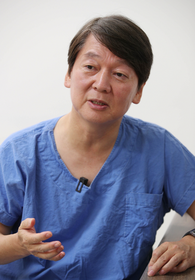안철수 국민의당 대표가 1일 오후 대구 중구 계명대학교 동산병원에서 매일신문과 인터뷰를 하고 있다. 김영진 기자 kyjmaeil@imaeil.com