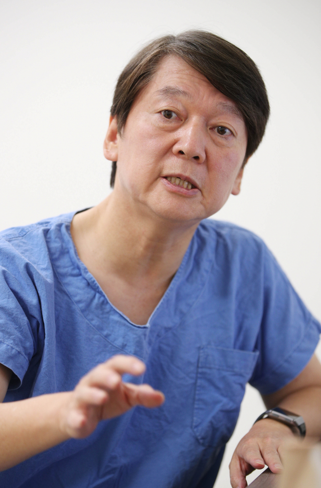 안철수 국민의당 대표가 1일 오후 대구 중구 계명대학교 동산병원에서 매일신문과 인터뷰를 하고 있다. 김영진 기자 kyjmaeil@imaeil.com