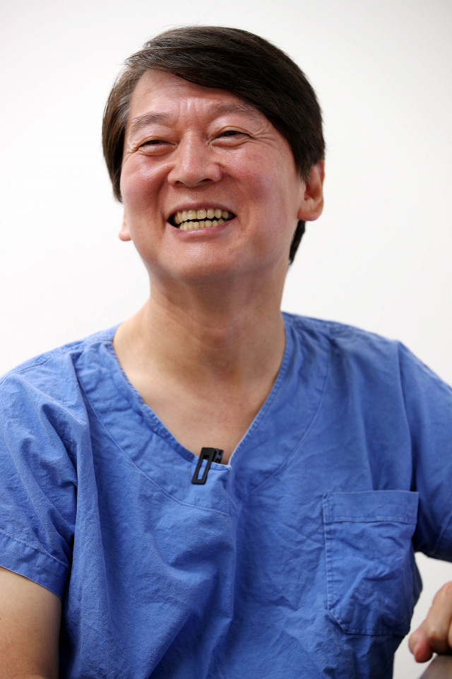 안철수 국민의당 대표가 1일 오후 대구 중구 계명대학교 동산병원에서 매일신문과 인터뷰를 하고 있다. 김영진 기자 kyjmaeil@imaeil.com
