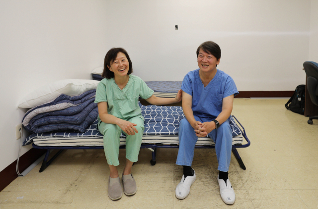 안철수 국민의당 대표와 부인 김미경 서울대 교수가 지난 2020년 4월 코로나19 지역거점병원인 계명대학교 대구동산병원에서 의료봉사활동 도중 휴식하고 있다. 매일신문 DB