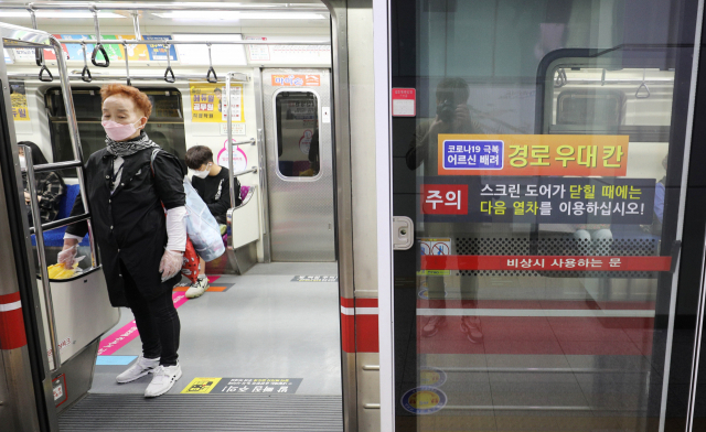 대구도시철도 1호선 중앙로 역사 승강장에 경로우대칸을 알리는 안내문이 붙어 있다. 매일신문DB