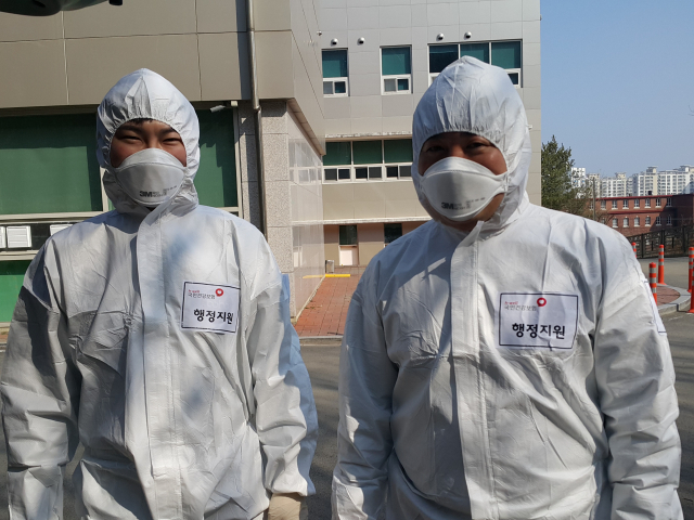 건강보험공단 대구경북본부 직원 27명이 코로나19 극복을 위해 현장 근무를 자청했다. 대구 달서 선별진료소에서 활동한 송정환 대리(왼쪽)와 정유석 대리는 의료진과 자원봉사에게 감사의 마음을 담은 현수막 응원을 펼쳤다. 건보 대구경북본부 제공