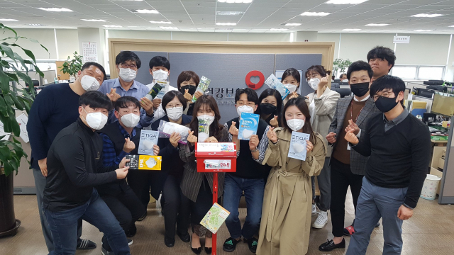 건보공단 대구경북본부 사랑의 마스크 캠페인. 직원들이 직접 구매한 공적 마스크를 이웃에 전달하는 감동을 선사했다. 건보 대구경북본부 제공