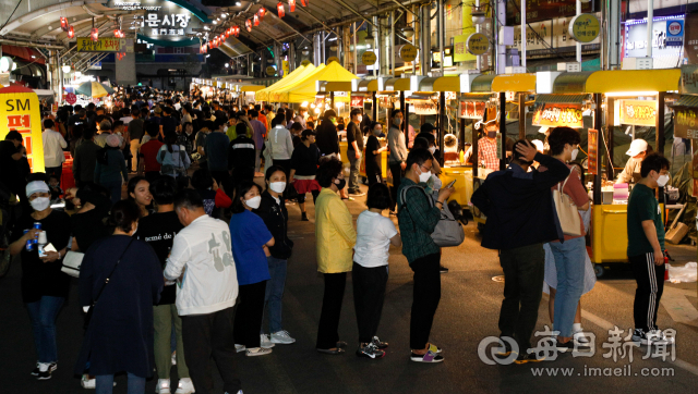 코로나19 여파로 지난 2월21일 이후 운영을 중단했던 대구 서문시장 야시장이 70일 만인 지난 5월 1일 다시 문을 열었다. 많은 시민들이 매대 앞에서 먹거리를 구매하기 위해 차례를 기다리고 있다. 우태욱 기자 woo@imaeil.com