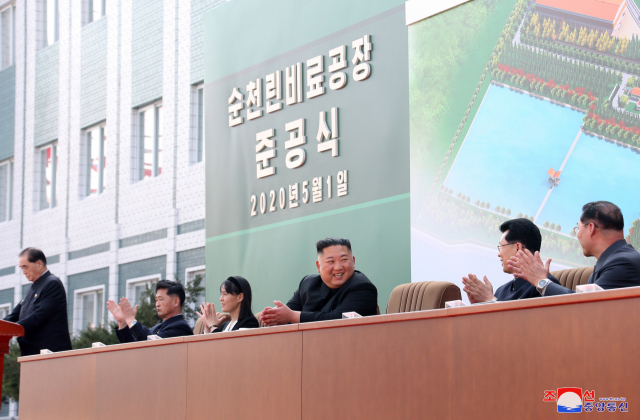 사망설에 휩싸였던 북한 김정은 국무위원장이 20일 만에 공개활동을 재개하며 건재함을 과시했다. 김 위원장이 노동절이었던 지난 1일 순천인비료공장 준공식에 참석했다고 조선중앙통신이 2일 보도했다. 연합뉴스