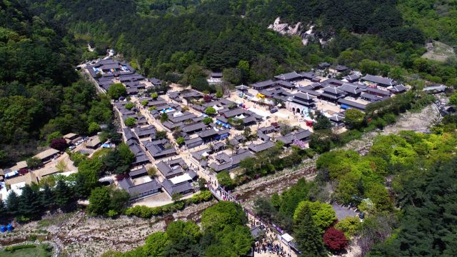 경북 문경새재 도립공원내에 있는 오픈세트장 전경. 주변 경치가 아름답고 조선시대 모습 재현이 완벽해 사극촬영지의 대명사로 자리잡고 있다. 문경시 제공