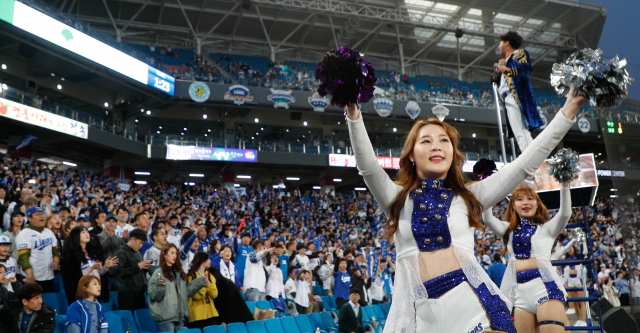 2019프로야구 삼성라이온즈 홈 개막경기가 열린 지난해 3월 29일 대구삼성라이온즈파크를 찾은 팬들과 치어리더들이 선수들을 응원하고 있다. 매일신문DB