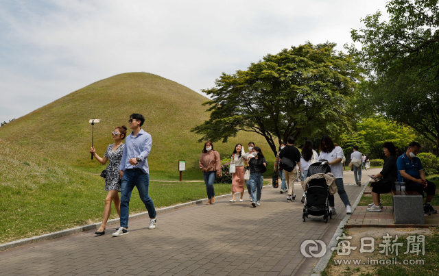 경주역사유적지구를 찾은 관광객들이 대릉원 주변을 걷고 있다. 매일신문 DB