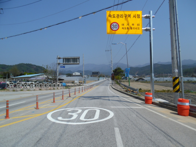 봉화군 춘양면 전역이 제한속도 30km/h로 운영되고 있다. 노면과 도로변 표지판에 제한속도가 표시돼 있다. 봉화경찰서 제공