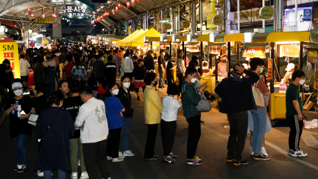 코로나19 여파로 지난 2월21일 이후 운영을 중단했던 대구 서문시장 야시장이 70일 만인 1일 다시 문을 열었다. 많은 시민들이 매대 앞에서 먹거리를 구매하기 위해 차례를 기다리고 있다. 우태욱 기자 woo@imaeil.com