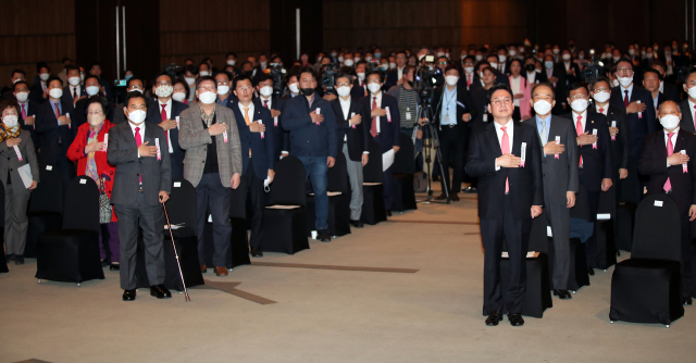 28일 서울 영등포구 63컨벤션센터에서 열린 미래통합당 제1차 전국위원회에서 정우택 전국위원회 의장과 심재철 당 대표 권한대행 등 참석자들이 국민의례를 하고 있다. 연합뉴스