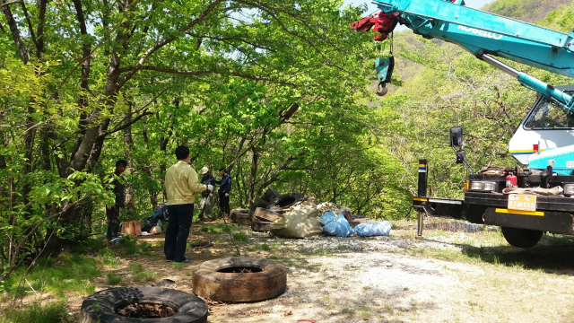 경북 김천시가 황악산에 버려진 폐타이어와 쓰레기를 수거하고 있다. 김천시 제공