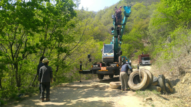 경북 김천시가 황악산에 버려진 폐타이어와 쓰레기를 수거하고 있다. 김천시 제공