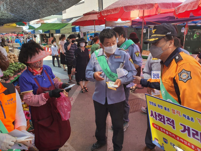 지난 1일 대구 동구 반야월종합시장에서 소방대원이 시장 상인들에게 코로나19 관련 홍보활동을 펼치고 있다. 동부소방서 제공