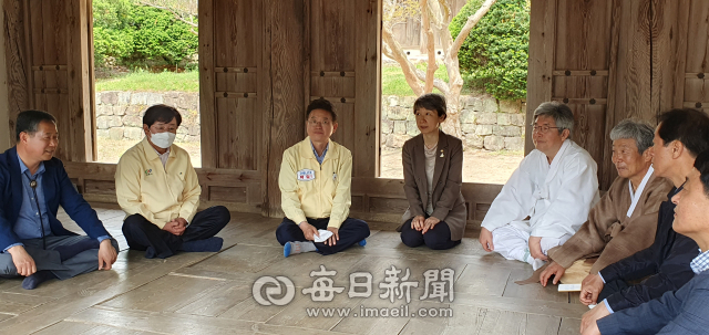 정재숙 문화재청장이 4일 병산서원을 찾아 이철우 경북도지사, 권영세 안동시장, 류창해 충효당 종손, 류한욱 병산서원 별유사 등과 함께 간담회를 하고 있다. 독자제공