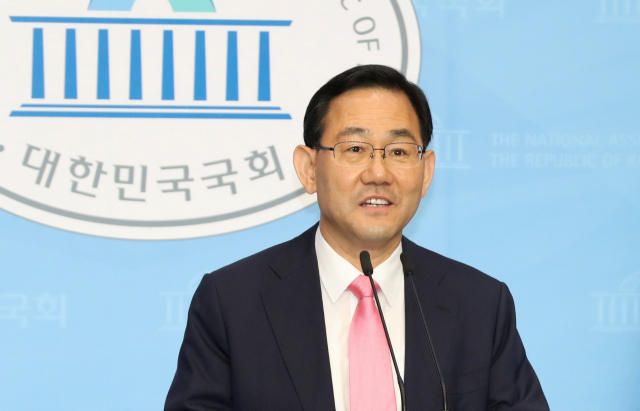 미래통합당 주호영 의원이 4일 오후 서울 여의도 국회 소통관에서 기자회견을 열고 원내대표 경선 출마를 선언하고 있다. 연합뉴스