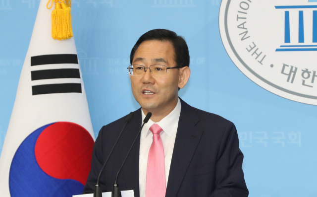 미래통합당 주호영 의원이 4일 오후 서울 여의도 국회 소통관에서 기자회견을 열고 원내대표 경선 출마를 선언하고 있다. 연합뉴스