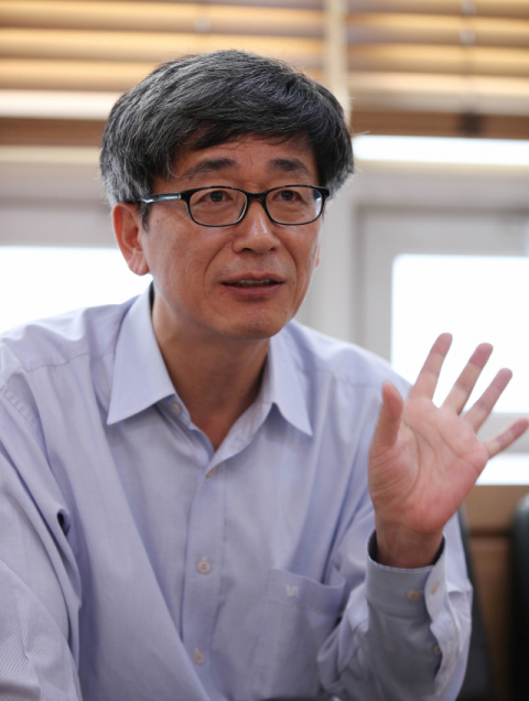 지난 2월 9일 취임한 김한식 대구경북지방중소벤처기업청장이 집무실에서 지역 중소기업, 스타트업 현안에 대해 설명하고 있다. 김영진 기자 kyjmaeil@imaeil.com