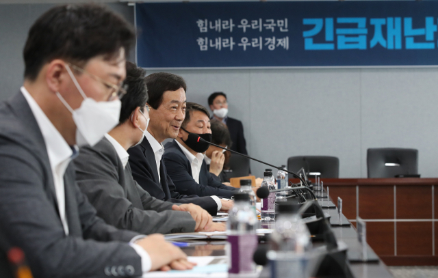 진영 행정안전부 장관이 4일 오후 서울 성북구청에서 열린 긴급재난지원금 준비상황 점검보고회에서 발언을 하고 있다. 연합뉴스
