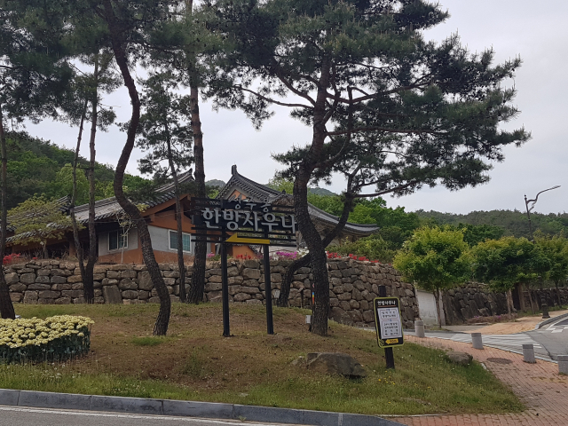 5일 기자가 찾은 상주 성주봉 한방사우나 입구 한옥. 지난달 25일부터 한옥 전체에 걸려 있던 혐오스럽고 기괴한 인형 등 100여점이 모두 철거됐다. 고도현 기자