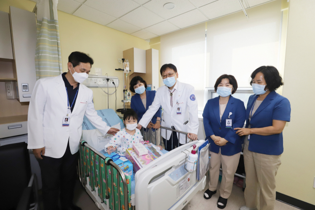 계명대학교 동산병원 관계자들이 입원 중인 소아 환우들에게 어린이날 기념 선물을 전달하고 위로했다. 계명대 동산병원 제공