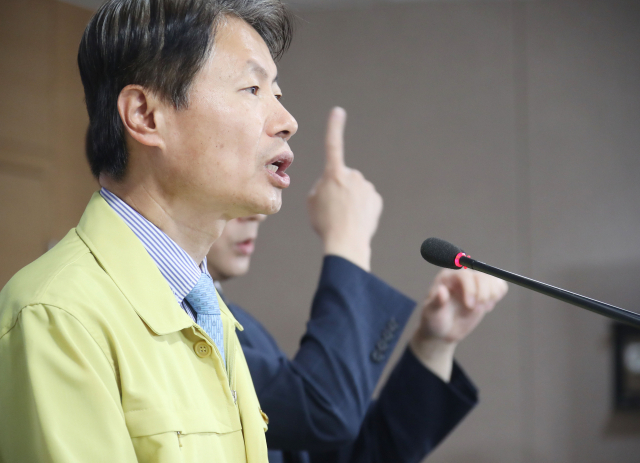 김강립 중앙재난안전대책본부 제1총괄조정관(보건복지부 차관)이 4일 오전 정부서울청사에서 신종 코로나바이러스 감염증(코로나19) 대응 중앙재난안전대책본부 정례브리핑을 하고 있다. 연합뉴스