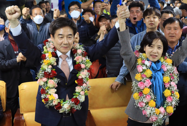 무소속 이용호 후보가 전북 남원·임실·순창 선거구에서 16일 당선이 확실시 된 후 아내와 함께 인사하고 있다. 연합뉴스