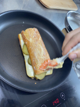바게트 겉면에 발라 샌드위치 굽기