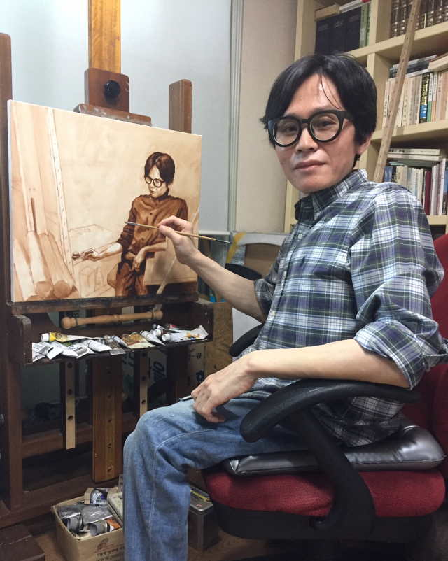 사실주의 화가 곽현석 작가가 자신의 화실 겸 아파트에서 자화상을 그리고 있다.