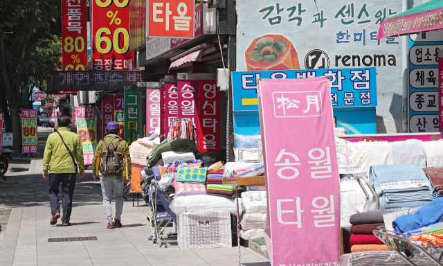 6일 오전 코로나19 감염증 여파로 인해 대구 중구 타월 거리가 한산한 모습을 보이고 있다. 김영진 기자 kyjmaeil@imaeil.com