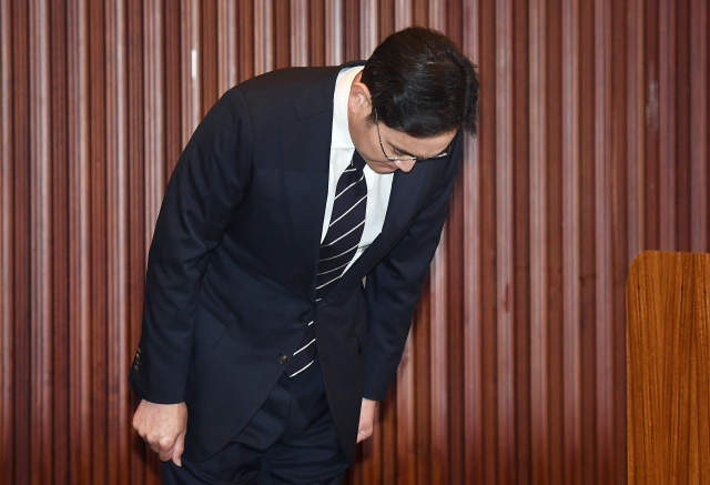 이재용 삼성전자 부회장이 6일 서초동 사옥에서 경영권 승계와 노조 문제 등과 관련해 대국민 사과를 하기 전 고개 숙여 인사하고 있다. 연합뉴스