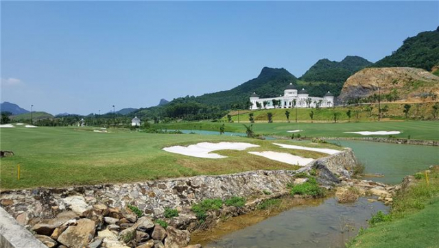 블랙스톤cc는 제주도의 독특하고 아름다운 자연을 그대로 살린 명문 골프장으로 쉽지 않은 코스로 설계돼 도전 의욕을 불러 일으킨다. 자이언트 골프앤투어 제공
