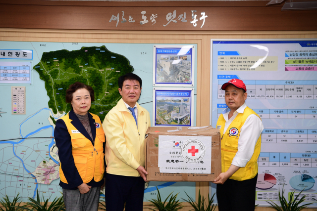 4일 대한적십자사봉사회 동구지구협의회가 대구 동구청에 마스크를 기부했다. 동구청 제공