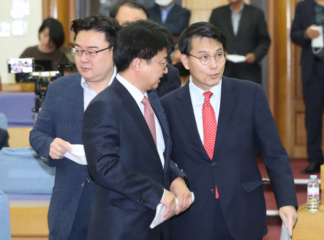 강원택 서울대 교수(가운데)가 무소속 윤상현 의원(오른쪽)과 6일 오전 서울 여의도 국회 의원회관에서 열린 