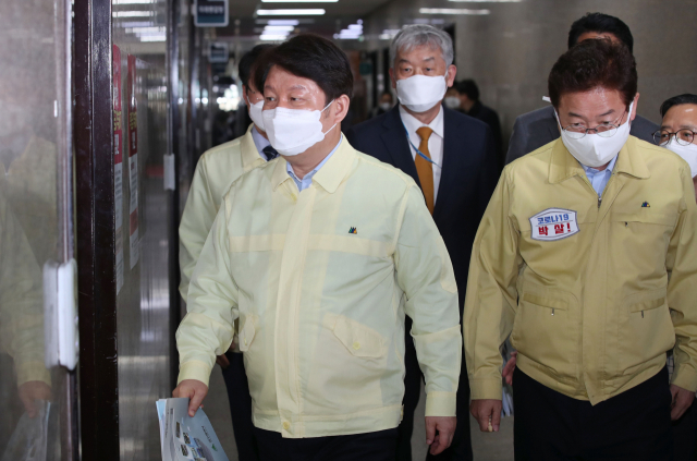 권영진 대구시장과 이철우 경북도지사가 12일 오후 국회에서 미래통합당 심재철 원내대표와 코로나19 대응 관련 면담을 위해 원내대표 회의실로 향하고 있다. 연합뉴스