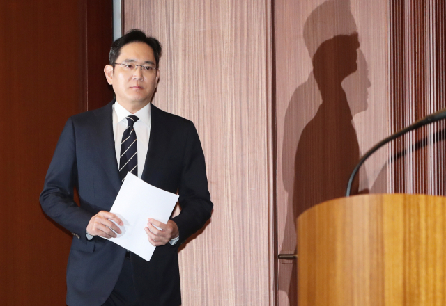 이재용 삼성전자 부회장이 지난 6일 서초동 사옥에서 대국민 사과 회견을 위해 입장하고 있다. 지난 3월 삼성 준법감시위는 이 부회장에게 경영권 승계 의혹, 노조 문제 등에 대해 반성을 담은 대국민 사과를 권고했다. 연합뉴스