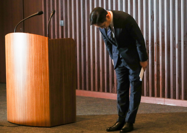 이재용 삼성전자 부회장이 6일 서초동 사옥에서 경영권 승계와 노조 문제 등과 관련해 대국민 사과를 하기 전 고개 숙여 인사하고 있다. 연합뉴스