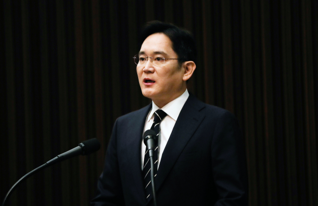 이재용 삼성전자 부회장이 6일 서초동 사옥에서 경영권 승계와 노조 문제 등과 관련해 대국민 사과를 하고 있다. 지난 3월 삼성 준법감시위는 이 부회장에게 경영권 승계 의혹, 노조 문제 등에 대해 반성을 담은 대국민 사과를 권고했다. 연합뉴스