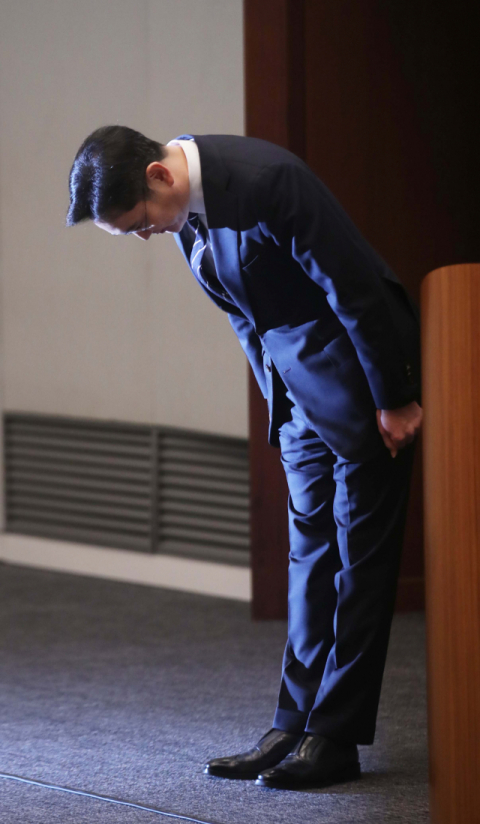 이재용 삼성전자 부회장이 6일 서초동 사옥에서 경영권 승계와 노조 문제 등과 관련해 대국민 사과를 하기 전 고개 숙여 인사하고 있다. 연합뉴스