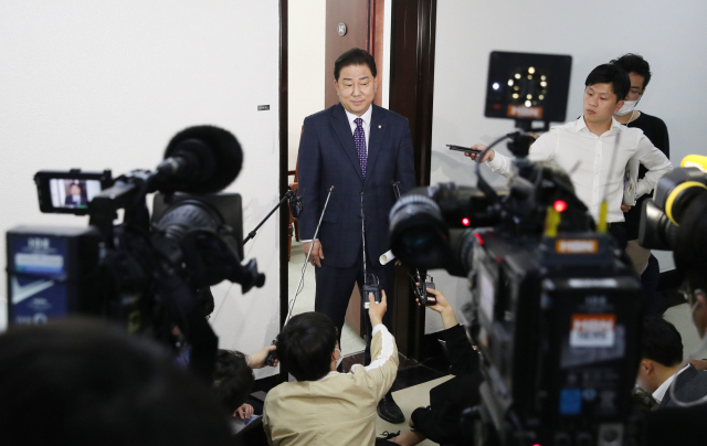 국회 정보위원회 더불어민주당 김병기 간사가 6일 오후 서울 여의도 국회에서 열린 국가정보원 현안보고에 참석한 뒤 북한 김정은 국무위원장 건강이상설 등과 관련한 질문에 답하고 있다. 연합뉴스