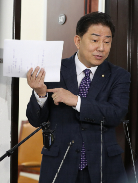 국회 정보위원회 더불어민주당 김병기 간사가 6일 오후 서울 여의도 국회에서 열린 국가정보원 현안보고에 참석한 뒤 북한 김정은 국무위원장의 오른 손목 점에 대한 질문에 답하고 있다. 연합뉴스