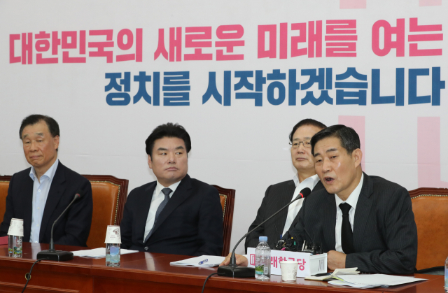 4일 오전 서울 여의도 국회에서 열린 미래한국당 최고위원회의에서 신원식 당선인이 