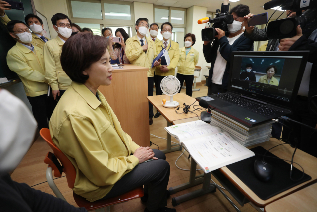유은혜 부총리 겸 교육부 장관이 6일 오후 경북 김천시 김천여자고등학교에서 등교 수업을 앞두고 신종 코로나바이러스 감염증(코로나19) 대응 준비상황을 점검하며 온라인 수업 현황도 살펴보고 있다. 연합뉴스