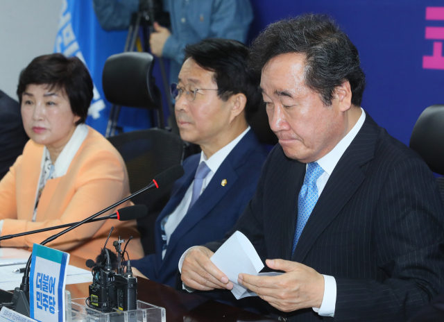 더불어민주당 이낙연 코로나19 국난극복위원장이 6일 국회 의원회관에서 열린 코로나19 국난극복위원회 비상경제대책본부 간담회에서 발언을 마친 뒤 굳은 표정을 짓고 있다. 연합뉴스